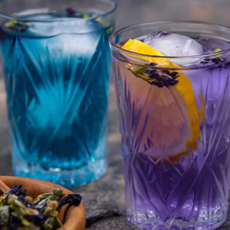 Lavendel bloemen thee in glas Lavendel bloemen thee in glas